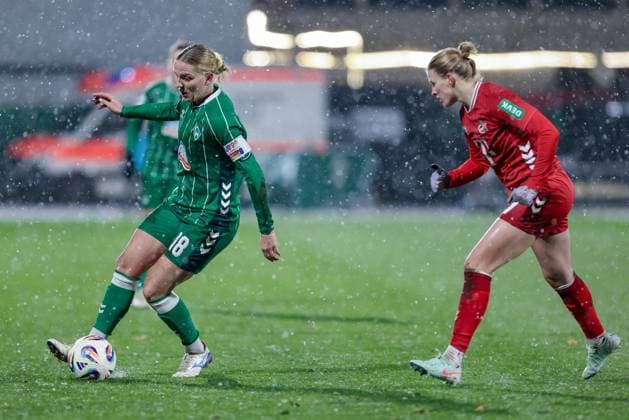 from left Lina Hausicke SV Werder Bremen, 18 and Anna Lena Stolze 1 FC Köln, 7 in a duel, dynamic, action, action, game scene, THE DFB REGULATIONS PROHIBIT ANY USE OF PHOTOGRAPHS AS IMAGE SEQUENCES AND OR QUASI VIDEO , 23 11 2025, Bremen Germany , Football, Google Pixel Womens Bundesliga, SV Werder Bremen 1 FC Köln xobx