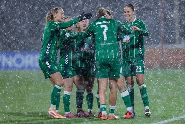 SV Werder Bremen players with goal celebration, cheering, jubilant, optimistic, match scene, highlight, joy about the goal to 1 1, THE DFB REGULATIONS PROHIBIT ANY USE OF PHOTOGRAPHS AS IMAGE SEQUENCES AND OR QUASI VIDEO , 23 11 2025, Bremen Germany , Football, Google Pixel Womens Bundesliga, SV Werder Bremen 1 FC Köln xobx