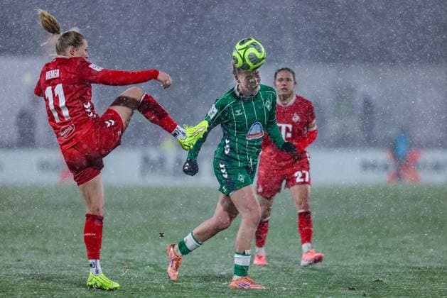 from left Pauline Bremer 1 FC Köln, 11 and Juliane Wirtz SV Werder Bremen, 28 in a duel, dynamic, action, action, game scene, THE DFB REGULATIONS PROHIBIT ANY USE OF PHOTOGRAPHS AS IMAGE SEQUENCES AND OR QUASI VIDEO , 23 11 2025, Bremen Germany , Football, Google Pixel Womens Bundesliga, SV Werder Bremen 1 FC Köln xobx