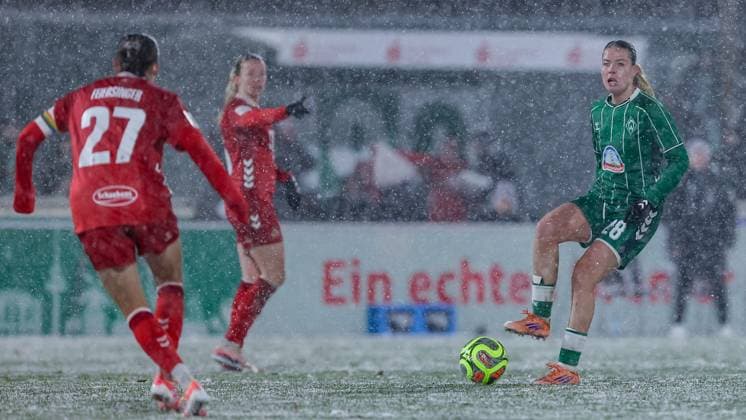 Juliane Wirtz SV Werder Bremen, 28 on the ball, single image, full body, action, action, match scene, THE DFB GUIDELINES PROHIBIT ANY USE OF PHOTOGRAPHS AS IMAGE SEQUENCES AND OR QUASI VIDEO DFB REGULATIONS PROHIBIT ANY USE OF PHOTOGRAPHS AS IMAGE SEQUENCES AND OR QUASI VIDEO , 23 11 2025, Bremen Germany , Soccer, Google Pixel Womens Bundesliga, SV Werder Bremen 1 FC Köln xobx