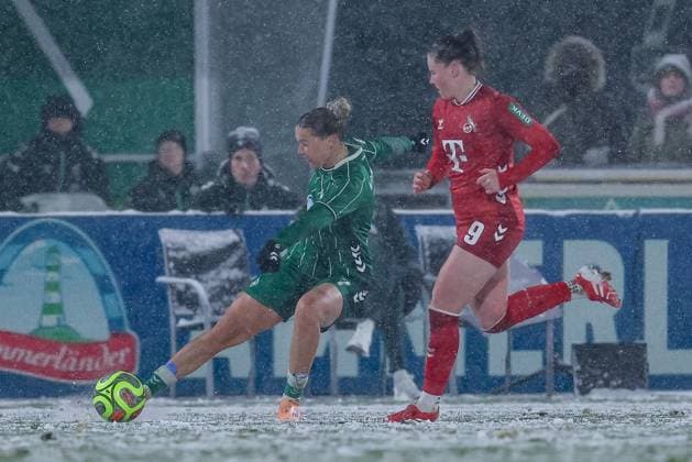 from left Larissa Mühlhaus SV Werder Bremen, 7 and Adriana Achcinska 1 FC Köln, 9 in a duel, dynamic, action, action, game scene, THE DFB GUIDELINES PROHIBIT ANY USE OF PHOTOGRAPHS AS IMAGE SEQUENCES AND OR QUASI VIDEO DFB REGULATIONS PROHIBIT ANY USE OF PHOTOGRAPHS AS IMAGE SEQUENCES AND OR QUASI VIDEO , 23 11 2025, Bremen Germany , Football, Google Pixel Women Bundesliga, SV Werder Bremen 1 FC Köln xobx