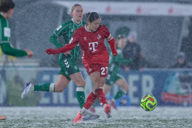 Laura Feiersinger 1 FC Köln, 27 on the ball, single image, full body, action, action, match scene, THE DFB GUIDELINES PROHIBIT ANY USE OF PHOTOGRAPHS AS IMAGE SEQUENCES AND OR QUASI VIDEO DFB REGULATIONS PROHIBIT ANY USE OF PHOTOGRAPHS AS IMAGE SEQUENCES AND OR QUASI VIDEO , 23 11 2025, Bremen Germany , Soccer, Google Pixel Womens Bundesliga, SV Werder Bremen 1 FC Köln xobx