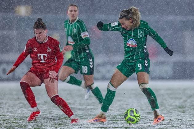 from left Adriana Achcinska 1 FC Köln, 9 and Medina Desic SV Werder Bremen, 9 in a duel, dynamic, action, action, game scene, THE DFB GUIDELINES PROHIBIT ANY USE OF PHOTOGRAPHS AS IMAGE SEQUENCES AND OR QUASI VIDEO DFB REGULATIONS PROHIBIT ANY USE OF PHOTOGRAPHS AS IMAGE SEQUENCES AND OR QUASI VIDEO , 23 11 2025, Bremen Germany , Football, Google Pixel Women Bundesliga, SV Werder Bremen 1 FC Köln xobx