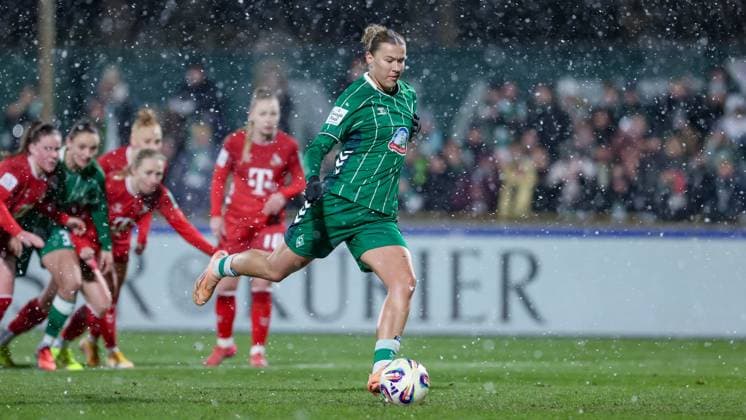 Larissa Mühlhaus SV Werder Bremen, 7 on penalty, penalty kick, match scene, action, action, THE DFB GUIDELINES PROHIBIT ANY USE OF PHOTOGRAPHS AS IMAGE SEQUENCES AND OR QUASI VIDEO DFB REGULATIONS PROHIBIT ANY USE OF PHOTOGRAPHS AS IMAGE SEQUENCES AND OR QUASI VIDEO , 23 11 2025, Bremen Germany , Soccer, Google Pixel Womens Bundesliga, SV Werder Bremen 1 FC Köln xobx