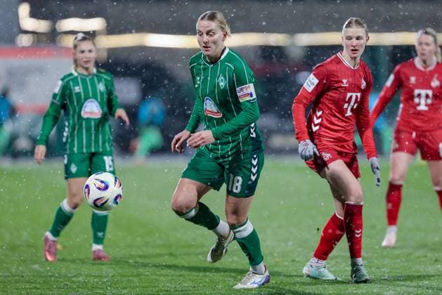 from left Lina Hausicke SV Werder Bremen, 18 and Anna Lena Stolze 1 FC Köln, 7 in a duel, dynamic, action, action, game scene, THE DFB REGULATIONS PROHIBIT ANY USE OF PHOTOGRAPHS AS IMAGE SEQUENCES AND OR QUASI VIDEO , 23 11 2025, Bremen Germany , Football, Google Pixel Womens Bundesliga, SV Werder Bremen 1 FC Köln xobx