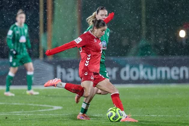 Laura Feiersinger 1 FC Köln, 27 on the ball, single image, full body, action, action, match scene, THE DFB GUIDELINES PROHIBIT ANY USE OF PHOTOGRAPHS AS IMAGE SEQUENCES AND OR QUASI VIDEO DFB REGULATIONS PROHIBIT ANY USE OF PHOTOGRAPHS AS IMAGE SEQUENCES AND OR QUASI VIDEO , 23 11 2025, Bremen Germany , Soccer, Google Pixel Womens Bundesliga, SV Werder Bremen 1 FC Köln xobx
