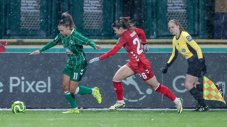 from left Maja Sternad SV Werder Bremen, 11 and Martyna Wiankowska 1 FC Köln, 26 in a running duel, duel, dynamic, action, action, game scene, THE DFB GUIDELINES PROHIBIT ANY USE OF PHOTOGRAPHS AS IMAGE SEQUENCES AND OR QUASI VIDEO DFB REGULATIONS PROHIBIT ANY USE OF PHOTOGRAPHS AS IMAGE SEQUENCES AND OR QUASI VIDEO , 23 11 2025, Bremen Germany , Football, Google Pixel Women Bundesliga, SV Werder Bremen 1 FC Köln xobx