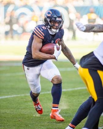 November 23, 2025: Chicago Bears DJ Moore (2) runs with the ball during the NFL, American Football Herren, USA game against the Pittsburgh Steelers in Chicago, IL. CSM Chicago United States of America - ZUMAc04_ 20251123_zma_c04_251 Copyright: xMikexWulfx