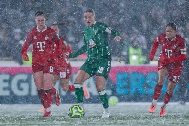 from left Adriana Achcinska 1 FC Köln, 9 , Lina Hausicke SV Werder Bremen, 18 and Laura Feiersinger 1 FC Köln, 27 in duel, duel, dynamics, action, action scene, THE DFB REGULATIONS PROHIBIT ANY USE OF PHOTOGRAPHS AS IMAGE SEQUENCES AND OR QUASI VIDEO , 23 11 2025, Bremen Germany , Football, Google Pixel Womens Bundesliga, SV Werder Bremen 1 FC Köln xobx