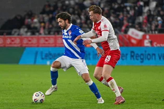 from left in duel Dominik Pelivan Cottbus 5 Jannik Mause Essen 29 23 11 2025 Soccer Rot Weiss Essen vs Energie Cottbus, Stadion Essen, Essen, DFB DFL REGULATIONS PROHIBIT ANY USE OF PHOTOGRAPHS AS IMAGE SEQUENCES AND OR QUASI VIDEO Copyright: xpepphotox xHorstxMauelshagenx pep00321, pep_20251123_hm_208444