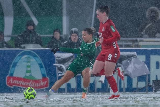from left Larissa Mühlhaus SV Werder Bremen, 7 and Adriana Achcinska 1 FC Köln, 9 in a duel, dynamic, action, action, game scene, THE DFB GUIDELINES PROHIBIT ANY USE OF PHOTOGRAPHS AS IMAGE SEQUENCES AND OR QUASI VIDEO DFB REGULATIONS PROHIBIT ANY USE OF PHOTOGRAPHS AS IMAGE SEQUENCES AND OR QUASI VIDEO , 23 11 2025, Bremen Germany , Football, Google Pixel Women Bundesliga, SV Werder Bremen 1 FC Köln xobx