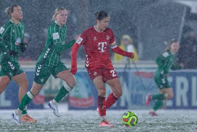 Laura Feiersinger 1 FC Köln, 27 on the ball, single image, full body, action, action, match scene, THE DFB GUIDELINES PROHIBIT ANY USE OF PHOTOGRAPHS AS IMAGE SEQUENCES AND OR QUASI VIDEO DFB REGULATIONS PROHIBIT ANY USE OF PHOTOGRAPHS AS IMAGE SEQUENCES AND OR QUASI VIDEO , 23 11 2025, Bremen Germany , Soccer, Google Pixel Womens Bundesliga, SV Werder Bremen 1 FC Köln xobx