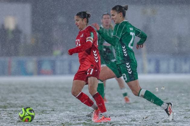 from left Laura Feiersinger 1 FC Köln, 27 and Hanna Nemeth SV Werder Bremen, 23 in a duel, dynamic, action, action, game scene, THE DFB REGULATIONS PROHIBIT ANY USE OF PHOTOGRAPHS AS IMAGE SEQUENCES AND OR QUASI VIDEO , 23 11 2025, Bremen Germany , Football, Google Pixel Womens Bundesliga, SV Werder Bremen 1 FC Köln xobx