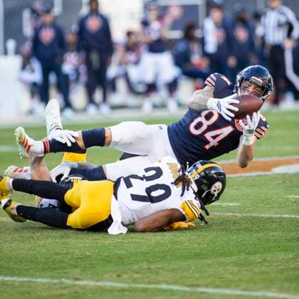 November 23, 2025: Chicago Bears Colston Loveland (84) catches the ball over Pittsburgh Steelers Kyle Dugger (29) during the NFL, American Football Herren, USA game in Chicago, IL. CSM Chicago United States of America - ZUMAc04_ 20251123_zma_c04_255 Copyright: xMikexWulfx