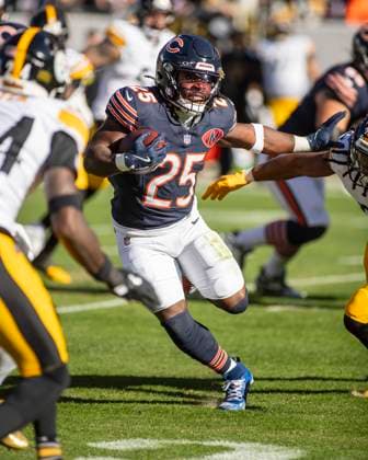November 23, 2025: Chicago Bears Kyle Monangai (25) runs with the ball during the NFL, American Football Herren, USA game against the Pittsburgh Steelers in Chicago, IL. CSM Chicago United States of America - ZUMAc04_ 20251123_zma_c04_256 Copyright: xMikexWulfx