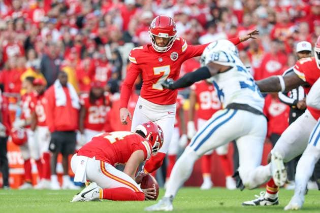 November 23, 2025: Kansas City Chiefs place kicker Harrison Butker (7) kicks the winning field goal during overtime of an NFL, American Football Herren, USA football game against the Indianapolis Colts at GEHA Field at Arrowhead Stadium in Kansas City, MO. CSM Kansas City United States of America - ZUMAc04_ 20251123_zma_c04_280 Copyright: xDavidxSmithx