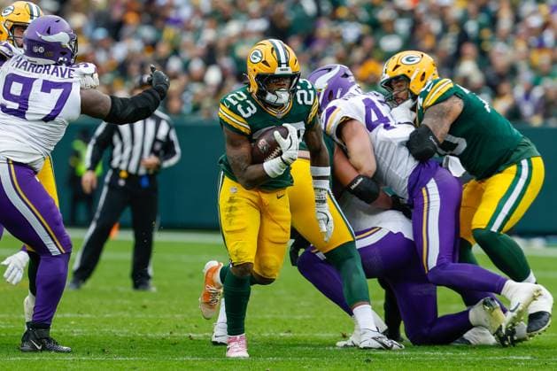 November 23, 2025: Green Bay Packers running back Emanuel Wilson (23) running the ball during the NFL, American Football Herren, USA football game between the Minnesota Vikings and the Green Bay Packers at Lambeau Field in Green Bay, Wisconsin. CSM Green Bay United States of America - ZUMAc04_ 20251123_zma_c04_362 Copyright: xDarrenxLeex