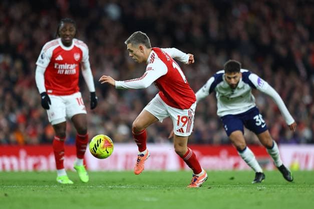 Leandro Trossard of Arsenal Arsenal v Tottenham Hotspur, Premier League, Football, Emirates Stadium, London, UK - 23 Nov 2025London Emirates Stadium United Kingdom EDITORIAL USE ONLY No use with unauthorised audio, video, data, fixture lists, club league logos or live services. Online in-match use limited to 120 images, no video emulation. No use in betting, games or single club league player publications.  Copyright: xMichaelxZemanek Shutterstockx 15860967ci