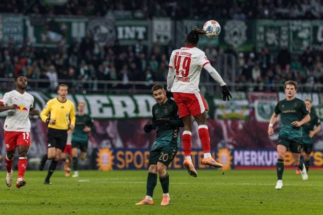 GER, Bundesliga, RB Leipzig SV Werder Bremen 23 11 2025, Red Bull Arena, Leipzig, GER, Bundesliga, RB Leipzig SV Werder Bremen Yan Diomande RB Leipzig 49 with a header Â nordphotoxGmbHxx xAlexanderxTrienitz nph00051