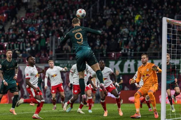 GER, Bundesliga, RB Leipzig SV Werder Bremen 23 11 2025, Red Bull Arena, Leipzig, GER, Bundesliga, RB Leipzig SV Werder Bremen Keke Maximilian Topp SV Werder Bremen 9 with a header Â nordphotoxGmbHxx xAlexanderxTrienitz nph00051