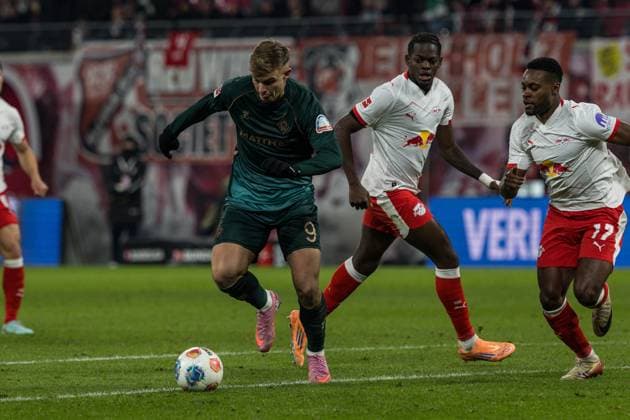 GER, Bundesliga, RB Leipzig SV Werder Bremen 23 11 2025, Red Bull Arena, Leipzig, GER, Bundesliga, RB Leipzig SV Werder Bremen Keke Maximilian Topp SV Werder Bremen 9 Single Action Action Â nordphotoxGmbHxx xAlexanderxTrienitz nph00051