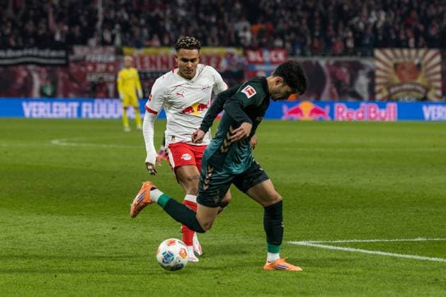 GER, Bundesliga, RB Leipzig SV Werder Bremen 23 11 2025, Red Bull Arena, Leipzig, GER, Bundesliga, RB Leipzig SV Werder Bremen Yukinari Sugawara SV Werder Bremen 3 in duel against Antonio Nusa RB Leipzig 7 Â nordphotoxGmbHxx xAlexanderxTrienitz nph00051