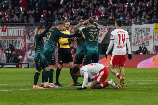 GER, Bundesliga, RB Leipzig SV Werder Bremen 23 11 2025, Red Bull Arena, Leipzig, GER, Bundesliga, RB Leipzig SV Werder Bremen Marco Friedl SV Werder Bremen 32 , Keke Maximilian Topp SV Werder Bremen 9 complain to the referee, Assan Ouedraogo RB Leipzig 20 on the ground Â nordphotoxGmbHxx xAlexanderxTrienitz nph00051
