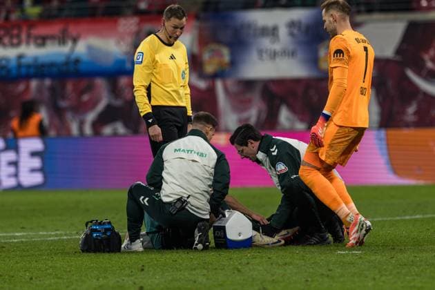 GER, Bundesliga, RB Leipzig SV Werder Bremen 23 11 2025, Red Bull Arena, Leipzig, GER, Bundesliga, RB Leipzig SV Werder Bremen Marco Grüll SV Werder Bremen 17 is treated Â nordphotoxGmbHxx xAlexanderxTrienitz nph00051