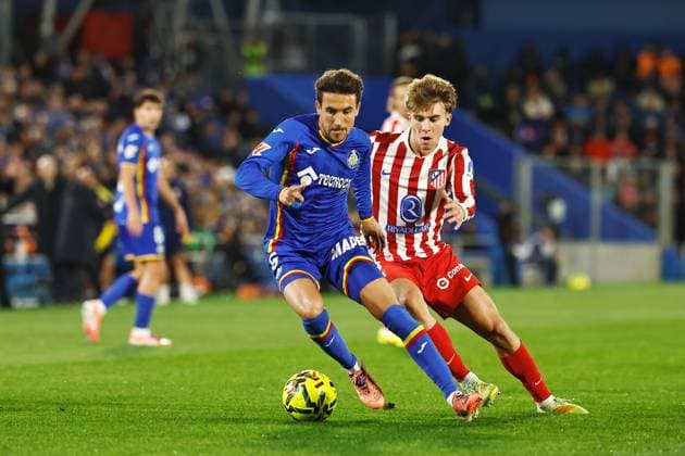 (L-R) Luis Milla (Getafe), Pablo Barrios (Atletico), NOVEMBER 23, 2025 - Football Soccer : Spanish LaLiga EA Sports match between Getafe CF - Club Atletico de Madrid at the Estadio Coliseum Getafe in Getafe, Spain. Noxthirdxpartyxsales  aflo_311373867