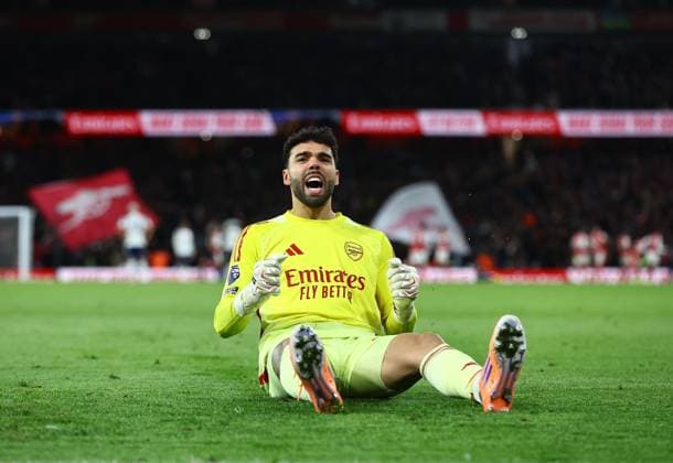 David Raya of Arsenal celebrates his sides second goal Arsenal v Tottenham Hotspur, Premier League, Football, Emirates Stadium, London, UK - 23 Nov 2025London Emirates Stadium United Kingdom EDITORIAL USE ONLY No use with unauthorised audio, video, data, fixture lists, club league logos or live services. Online in-match use limited to 120 images, no video emulation. No use in betting, games or single club league player publications.  Copyright: xMichaelxZemanek Shutterstockx 15860967du