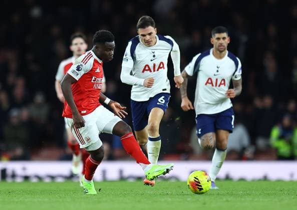 Bukayo Saka of Arsenal Arsenal v Tottenham Hotspur, Premier League, Football, Emirates Stadium, London, UK - 23 Nov 2025London Emirates Stadium United Kingdom EDITORIAL USE ONLY No use with unauthorised audio, video, data, fixture lists, club league logos or live services. Online in-match use limited to 120 images, no video emulation. No use in betting, games or single club league player publications.  Copyright: xMichaelxZemanek Shutterstockx 15860967dy