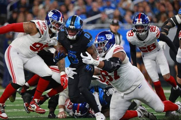 New York Giants vs Detroit Lions DETROIT,MICHIGAN-NOVEMBER 23: Detroit Lions running back Jahmyr Gibbs 0 runs the ball during the first half of an NFL, American Football Herren, USA football game between the New York Giants and the Detroit Lions in Detroit, Michigan USA, on Sunday, November 23, 2025 Detroit Michigan United States  Copyright: xJorgexLemusx originalFilename:lemus-newyorkg251123_npMUz.jpg