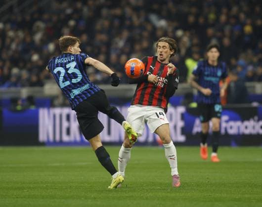 CALCIO - Serie A - Inter - FC Internazionale vs AC Milan Nicolo Barella of FC Inter and Luka Modric of AC Milan during the Italian Serie A, 2025 26 season, football match between Inter FC and AC Milan on 23 November 2025, at â?? Giuseppe Meazza stadium, San Siro, Milan, Italy. Photo Nderim KACELI Milan Italy  Copyright: xIPAxSport ABACAx