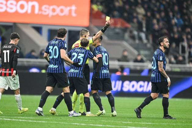 CALCIO - Serie A - Inter - FC Internazionale vs AC Milan Referee Simone Sozza shows yellow card to Hakan Calhanoglu of FC Inter during the Italian Serie A football match between Inter FC Internazionale and AC Milan on 23 November 2025 at Giuseppe Meazza San Siro Siro stadium in Milan, Italy Milan Italy  Copyright: xIPAxSport ABACAx