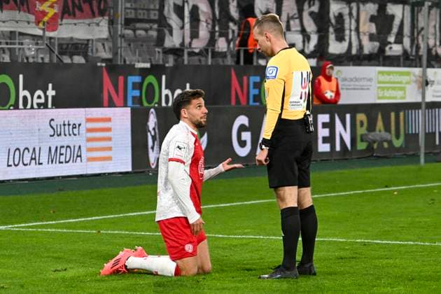 Ahmet Arslan Essen 6 tells Martin Wilke SR that he has been fouled 23 11 2025 Soccer Rot Weiss Essen vs Energie Cottbus, Stadion Essen, Essen, DFB DFL REGULATIONS PROHIBIT ANY USE OF PHOTOGRAPHS AS IMAGE SEQUENCES AND OR QUASI VIDEO Copyright: xpepphotox xHorstxMauelshagenx pep00321, pep_20251123_hm_207539