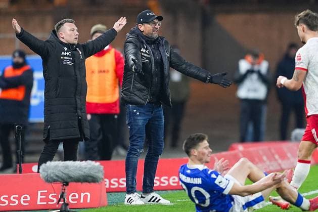 23 11 2025, xydrx, Football, 3 Liga, Rot Weiss Essen FC Energie Cottbus, Season 2025 2026, Stadion an der Hafenstraße Claus Dieter Wollitz Head Coach FC Energie Cottbus gesticulating DFB regulations prohibit any use of photographs as image sequences and or quasi video Nordrhein Westfahlen Germany