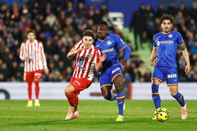 (L-R) Julian Alvarez (Atletico), Djene Dakonam, Mauro Arambarri (Getafe), NOVEMBER 23, 2025 - Football Soccer : Spanish LaLiga EA Sports match between Getafe CF - Club Atletico de Madrid at the Estadio Coliseum Getafe in Getafe, Spain. Noxthirdxpartyxsales  aflo_311373912