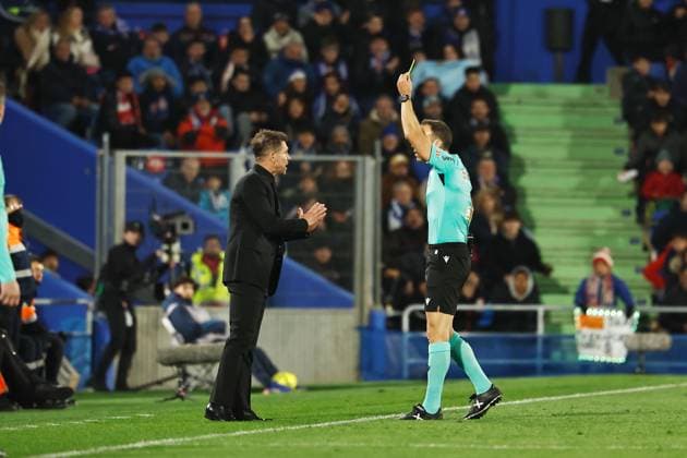 (L-R) Diego Pablo Simeone (Atletico), Guillermo Fernandez (Referee), NOVEMBER 23, 2025 - Football Soccer : Simeone received yellow card during Spanish LaLiga EA Sports match between Getafe CF - Club Atletico de Madrid at the Estadio Coliseum Getafe in Getafe, Spain. Noxthirdxpartyxsales  aflo_311374292