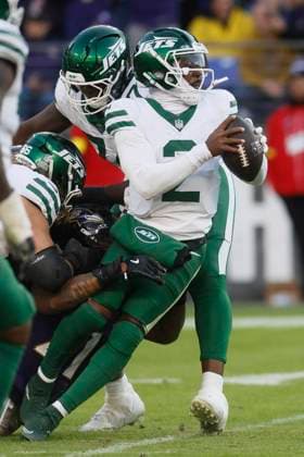 November 23, 2025: New York Jets quarterback Tyrod Taylor (2) is sacked during the second half of a game against the Baltimore Ravens at M&T Bank Stadium in Baltimore, MD. Baltimore won 23-10. Photo Mike Buscher Cal Media. Baltimore USA - ZUMAc04_ 20251123_zma_c04_407 Copyright: xMikexBuscher CalxSportxMediax