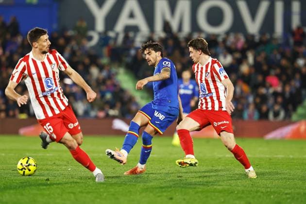 (L-R) Clement Lenglet (Atletico) Mauro Arambarri (Getafe), Conor Gallagher (Atletico), NOVEMBER 23, 2025 - Football Soccer : Spanish LaLiga EA Sports match between Getafe CF - Club Atletico de Madrid at the Estadio Coliseum Getafe in Getafe, Spain. Noxthirdxpartyxsales  aflo_311374294