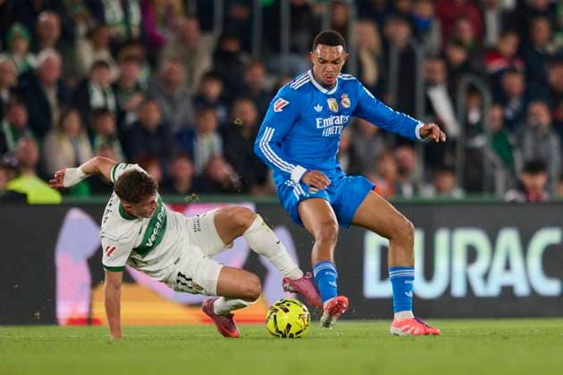 Elche CF v Real Madrid - LaLiga EA Sports ELCHE, SPAIN - NOVEMBER 23: German Valera of Elche CF competes for the ball with Trent John Alexander Arnold of Real Madrid during to the LaLiga EA Sports match between Elche CF and Real Madrid at Manuel Martinez Valero Stadium on November 23, 2025 in Elche, Spain. (Photo by Francisco Macia Photo Players Images Magara Press) Elche Martinez Valero Stadium Spain Copyright: xFranciscoxMaciax