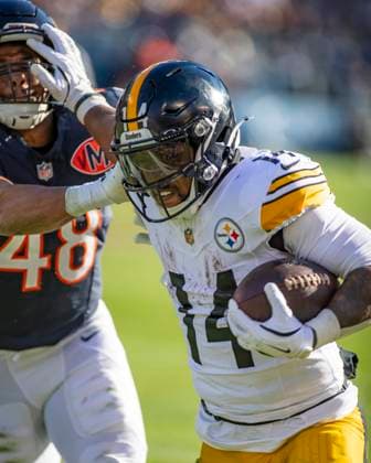 November 23, 2025: Chicago Bears D Marco Jackson (48) chases Pittsburgh Steelers Kenneth Gainwell (14) during the NFL, American Football Herren, USA game in Chicago, IL. CSM Chicago United States of America - ZUMAc04_ 20251123_zma_c04_415 Copyright: xMikexWulfx