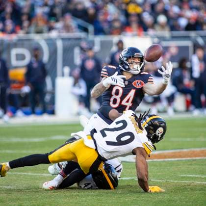 November 23, 2025: Chicago Bears Colston Loveland (84) catches the ball over Pittsburgh Steelers Kyle Dugger (29) during the NFL, American Football Herren, USA game in Chicago, IL. CSM Chicago United States of America - ZUMAc04_ 20251123_zma_c04_421 Copyright: xMikexWulfx