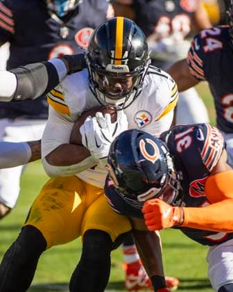 November 23, 2025: Chicago Bears Kevin Byard III (31) tackles Pittsburgh Steelers Kenneth Gainwell (14) during the NFL, American Football Herren, USA game in Chicago, IL. CSM Chicago United States of America - ZUMAc04_ 20251123_zma_c04_427 Copyright: xMikexWulfx