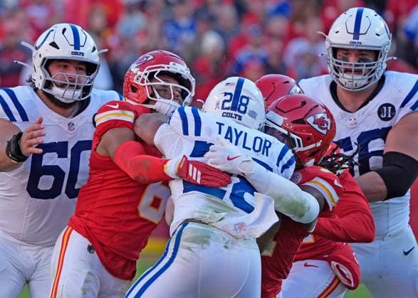 As a team, the chiefs held the Colts to just 18 yards in offense in the 4th quarter and overtime by controlling Indianapolis Colts running back Jonathan Taylor (28) at Arrowhead Stadium in Kansas City, Missouri on Sunday, November 23, 2025.  KCP20251123323 JONxROBICHAUD