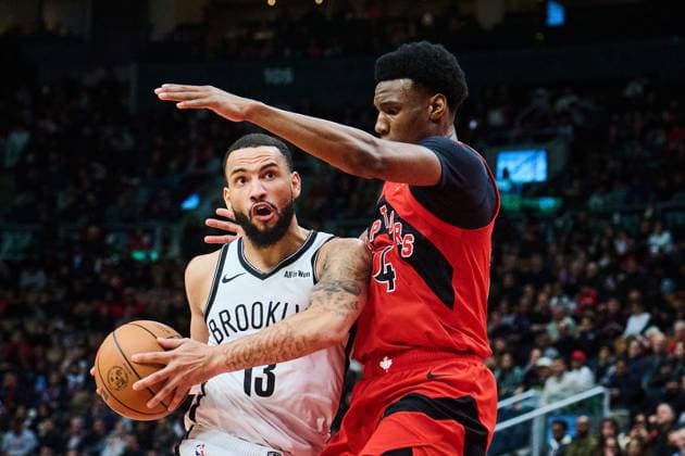November 23, 2025, Toronto, On, Canada: Brooklyn Nets Tyrese Martin (13) drives through Toronto Raptors Ja Kobe Walter (14) during second half NBA, Basketball Herren, USA basketball action in Toronto, on Sunday, Nov. 23, 2025. Canada News - November 23, 2025  - ZUMAc35_ 20251123_zaf_c35_119 Copyright: xSammyxKoganx