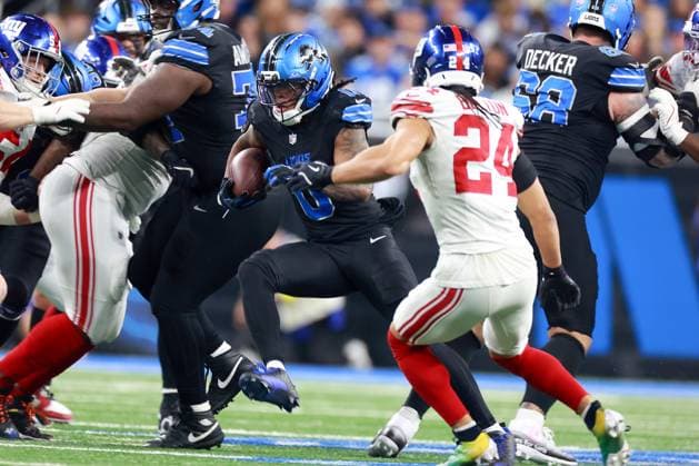 New York Giants vs Detroit Lions DETROIT,MICHIGAN-November23: Running back Jahmyr Gibbs (0) of the Detroit Lions carries the ball under the pressuresw of safety Dane Belton (24) of the New York Giants during an NFL, American Football Herren, USA football game between the New York Giants and the Detroit Lions in Detroit, Michigan USA, on Sunday, November 23, 2025. Detroit Michigan United States  Copyright: xAmyxLemusx originalFilename:lemus-newyorkg251123_npgQq.jpg
