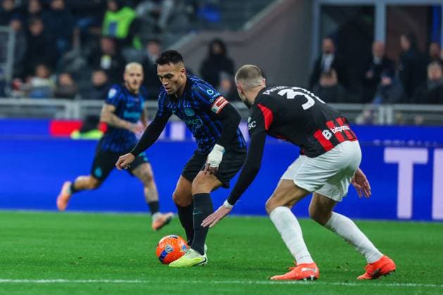 CALCIO - Serie A - Inter - FC Internazionale vs AC Milan Lautaro Martinez of FC Internazionale competes for the ball with Strahinja Pavlovic of AC Milan during Serie A 2025 26 football match between FC Internazionale and AC Milan at San Siro Stadium in Milan Milan Italy  Copyright: xIPAxSport ABACAx