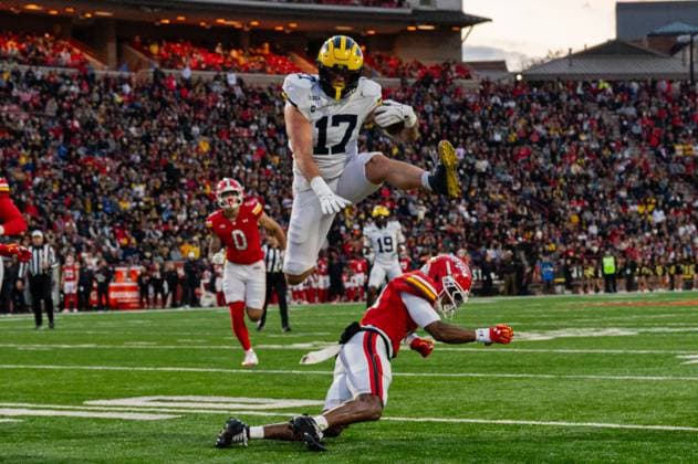 November 22, 2025, Port Chester, New York, USA: Michigan Wolverines tight end Marlin Klein (17) hurdles over Maryland Terrapins defensive back Jamare Glasker (14) Michigan Wolverines tight end Marlin Klein (17) during NCAA, College League, USA Football game between Michigan Wolverines and Maryland Terrapins at SECU Stadium Port Chester USA - ZUMAc268 20251122_zsp_c268_019 Copyright: xJamesxPatrickxCooperx
