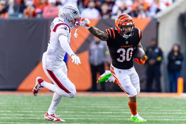 November 23, 2025: Cincinnati Bengals running back Chase Brown (30) runs with the ball as New England Patriots defensive back Carlton Davis (7) pursues during NFL, American Football Herren, USA game action at Paycor Stadium in Cincinnati, Ohio. CSM Cincinnati United States of America - ZUMAc04_ 20251123_zma_c04_481 Copyright: xJohnxMersitsx